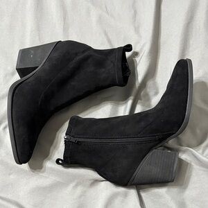 SOUL Naturalizer Black faux suede Ankle Booties. Size 6. NEW.